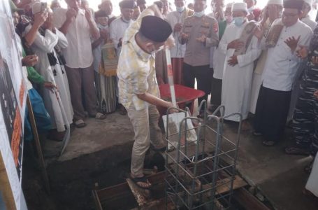 Ketua DPRD Kab Ketapang M. Febriadi. S.Sos., M.Si Meresmikan Peletekan Batu Pengembangan Masjid