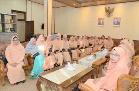 ACARA ARISAN RUTIN DWP (DHARMA WANITA PERSATUAN) SEKRETARIAT DPRD KABUPATEN KETAPANG.