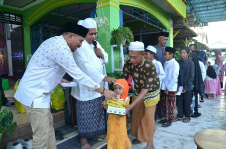Ketua DPRD Ketapang Berbagi Takjil di Ponpes
