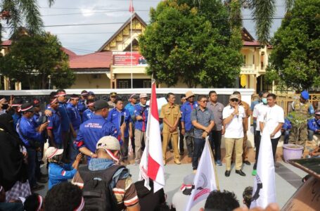 Ratusan Massa SBSI Ketapang Gelar Aksi ke DPRD