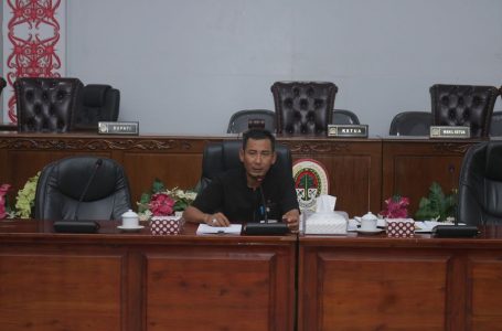 Rapat membahas Raperda tentang Pajak Daerah dan Retribusi Daerah