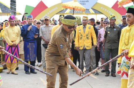 Kato Hias dan Perahu Lancang Kuning Warnai Karnaval Sungai Pawan