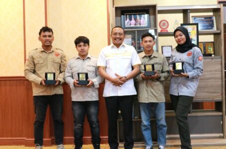 KETUA DPRD BERIKAN PENGHARGAAN