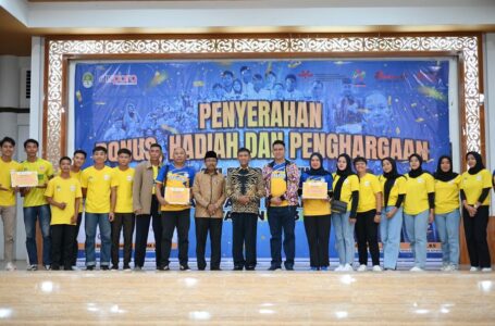 Penyerahkan Bonus Atlet Peraih Medali, Pelatih dan Pemuda pelopor