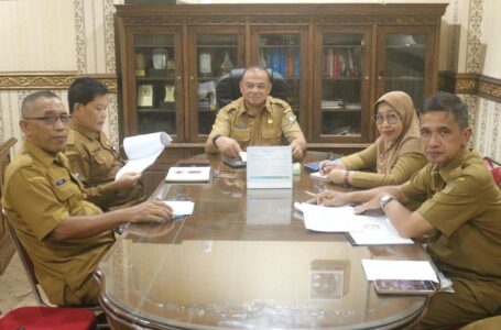 PIMPIN RAPAT INTERNAL DI LINGKUNGAN SEKRETARIAT DPRD