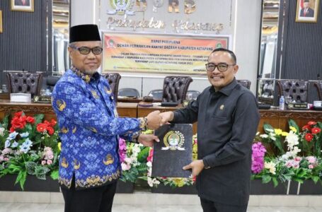RAPAT PARIPURNA PENYAMPAIAN PENDAPAT AKHIR FRAKSI-FRAKSI DPRD KABUPATEN KETAPANG