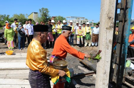 PENANCAPAN TIANG PERTAMA PEMBANGUNAN BALAI RAYE CENGKRAME MELAYU KETAPANG