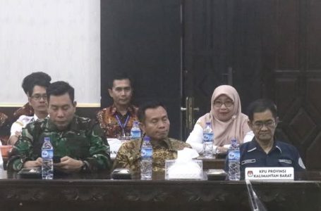 HADIRI RAPAT PLENO REKAPITULASI PENGHITUNGAN PEROLEHAN SUARA TINGKAT KABUPATEN KETAPANG SERTA PENETAPAN HASIL PADA PEMILIHAN GUBERNUR DAN WAKIL GUBERNUR KALBAR, SERTA BUPATI DAN WAKIL BUPATI KETAPANG TAHUN 2024