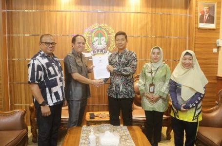 WAKIL KETUA DPRD KETAPANG TERIMA HASIL RAPAT PLENO PENETAPAN BUPATI DAN WAKIL BUPATI KETAPANG
