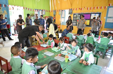 KUNJUNGAN HARI PERTAMA MAKAN BERGIZI GRATIS DI KABUPATEN KETAPANG