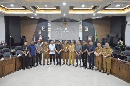 KETUA KOMISI IV DPRD KABUPATEN KETAPANG PIMPIN RAPAT KERJA PEMBAHASAN TUNJANGAN PROFESI GURU DAN PENDIDIKAN PROFESI GURU AGAMA