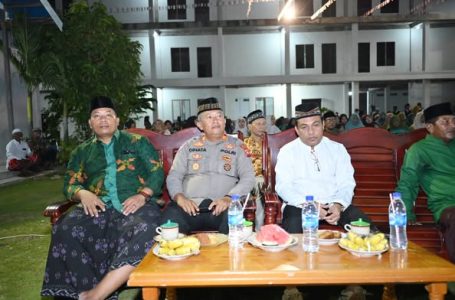 ANGGOTA DPRD KETAPANG HADIRI MALAM HAFLAH DAN WISUDA SANTRI