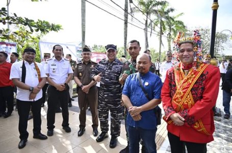 Wakil Ketua DPRD Ketapang Hadiri Puncak Syukuran Pelantikan Melalui Ritual Adat Menoik’i Rumah Bosar Jurokng Tinggi