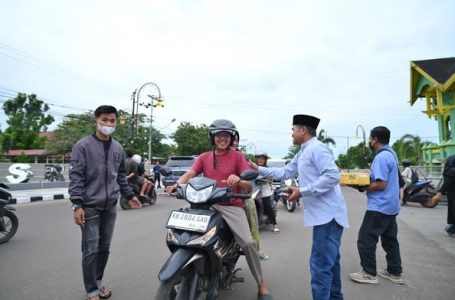 Anggota DPRD Ketapang Marzuki dan Wartawan Bagikan Ribuan Takjil Gratis