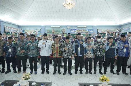 PLH Ketua DPRD Ketapang H. Mathoji, SE Dampingi Wakil Bupati Sambut Kedatangan 246 Jamaah Haji Kloter 25 di Embarkasi Batam