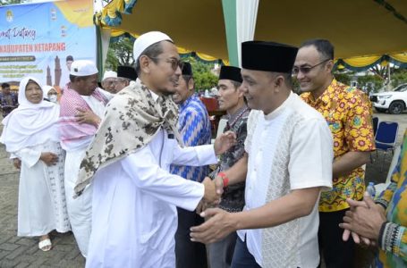 KETUA KOMISI IV DPRD KETAPANG SAMBUT KEDATANGAN JEMAAH HAJI ASAL KETAPANG