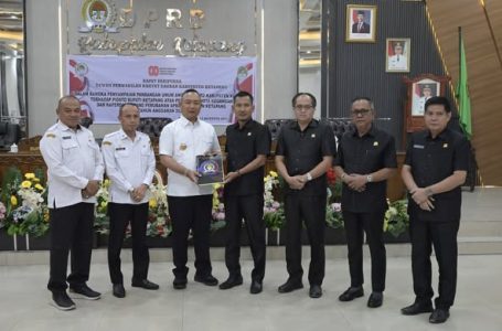 DPRD KETAPANG GELAR RAPAT PARIPURNA PENANDATANGANAN NOTA KESEPAKATAN KUA DAN PPAS TAHUN ANGGARAN 2026