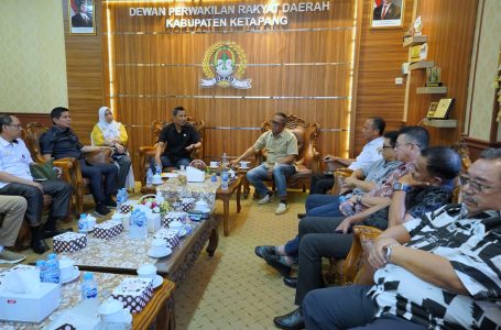 Ketua DPRD Ketapang Pimpin Rapat Konsultasi Finalisasi Raperda APBD Perubahan TA 2025