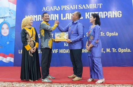 Kehangatan Pisah Sambut Komandan Lanal Ketapang, Ketua DPRD Hadiri Penyerahan Simbolis Kemudi Kapal