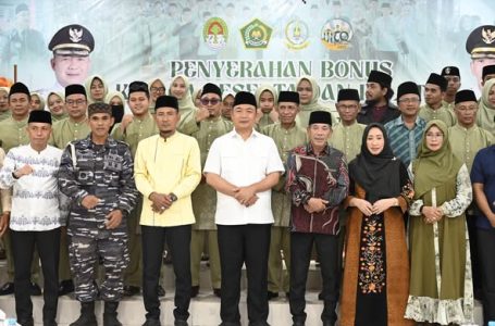 KETUA DPRD KETAPANG HADIRI PENYERAHAN BONUS PESERTA DAN PELATIH MTQ XXXIII TINGKAT PROVINSI KALBAR