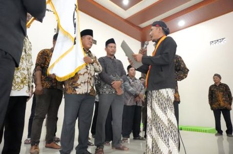 KETUA DPRD KETAPANG KUKUHKAN PENGURUS PAGUYUBAN JAWA KECAMATAN MANISMATA