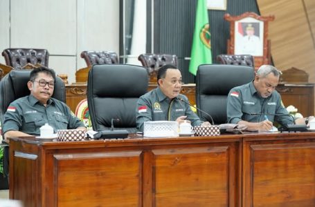 SENGKETA TAPAL BATAS DESA TANJUNGPURA–MAYAK, DPRD KETAPANG TEGASKAN PENYELESAIAN MELALUI MUSYAWARAH DAN JALUR HUKUM KOMISI I DPRD PIMPIN RAPAT KERJA BERSAMA PEMERINTAH DAERAH DAN PERWAKILAN DESA