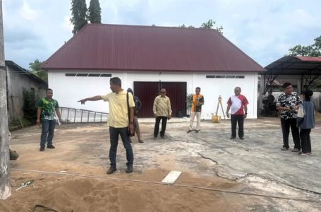 KETUA DPRD KETAPANG TINJAU PENENTUAN ARAH KIBLAT PEMBANGUNAN MUSHOLA BARU