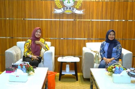 NY. NINI MARINA PIMPIN RAPAT RUTIN BULANAN GATRIWARA DPRD KETAPANG