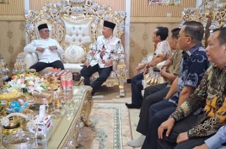 WAKIL KETUA DPRD KETAPANG H. MATHOJI, S.E. TERIMA KUNJUNGAN SILATURAHMI BUPATI DI HARI PERTAMA IDUL FITRI 1447 H