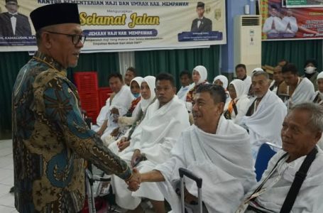 Wakil Ketua DPRD Ketapang H. Mathoji Dampingi Wakil Bupati Lepas Jamaah Calon Haji di Batam