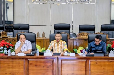 Rapat dipimpin langsung oleh Ketua DPRD Ketapang H. Achmad Sholeh, ST., M.Sos., didampingi Wakil Ketua DPRD Mateus Yudi, SE., M.Si., dan Wakil Ketua DPRD Syaidianur, S.Pd., M.Pd.