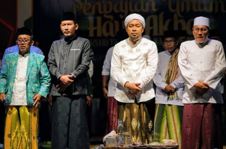 Ketua DPRD Ketapang Hadiri Haul Akbar Mursyid Tarekat Naqsyabandiyah, Serahkan Santunan bagi Santri Yatim Piatu