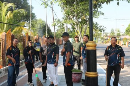 WUJUDKAN LINGKUNGAN BERSIH MASYARAKAT SEHAT, SEKRETARIAT DPRD KABUPATEN KETAPANG TURUN LANGSUNG DALAM AKSI GERAKAN INDONESIA ASRI
