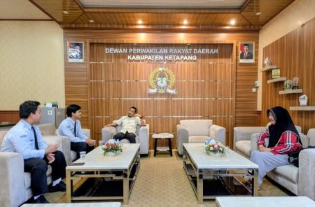 Ketua DPRD Ketapang Terima Tiga Siswa Penerima Beasiswa ke China di Ruang Kerja