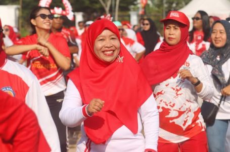 BUPATI KETAPANG UNDANG ASN SENAM MASSAL SEMARAK HUT KE-81 RI, KABAG SEKRETARIAT DPRD IKUT BERPARTISIPASI DALAM KEGIATAN TERSEBUT