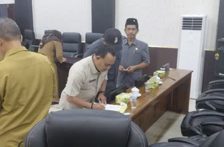 Anggota DPRD dan Sekretariat DPRD Ketapang Lakukan Perekaman Identitas Kependudukan Digital