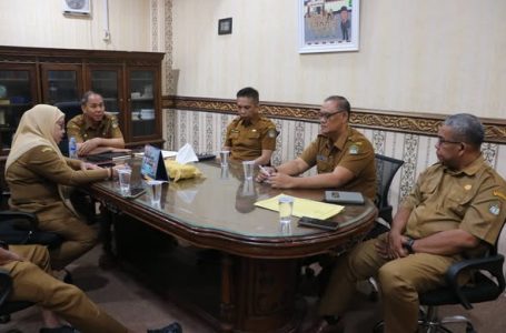 RAPAT PERDANA PLT SEKRETARIS DPRD KABUPATEN KETAPANG BERSAMA KABAG DAN KASUBAG, SINKRONISASIKAN PROGRAM KERJA DAN EVALUASI ADMINISTRASI