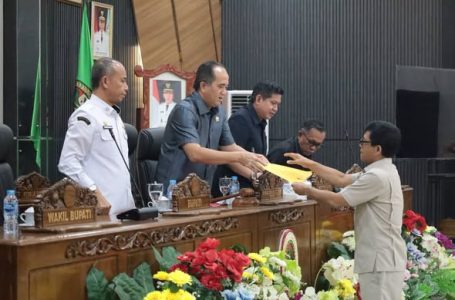 RAPAT PARIPURNA DPRD KABUPATEN KETAPANG, FRAKSI-FRAKSI SAMPAIKAN PANDANGAN UMUM TERHADAP PIDATO BUPATI DAN 2 RAPERDA