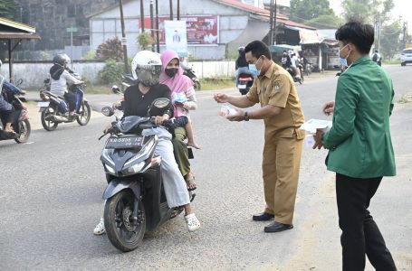Sekretariat DPRD Ketapang Bagikan Masker kepada Warga
