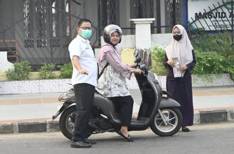 Kabut Asap Masih Pekat, Sekretariat DPRD Ketapang Bagikan Masker kepada Warga