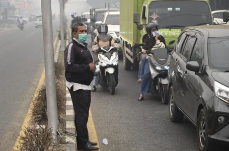 Kabut Asap Semakin Pekat, Sekretariat DPRD Ketapang Turun ke Jalan Bagikan Masker Gratis